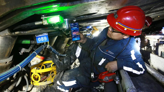 智能装备技术：山西矿用传感器如何守护矿工安全，让地下作业更安心