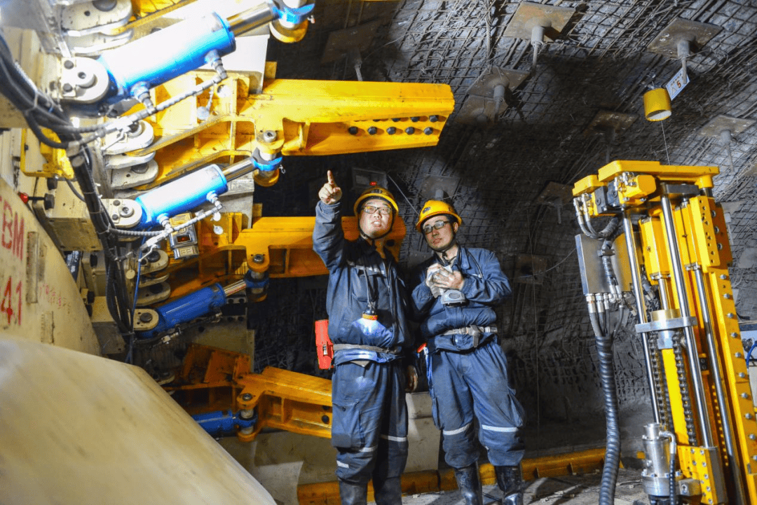 晋矿智造研：综采远程操控如何让矿工告别危险井下，实现地面安全高效采煤