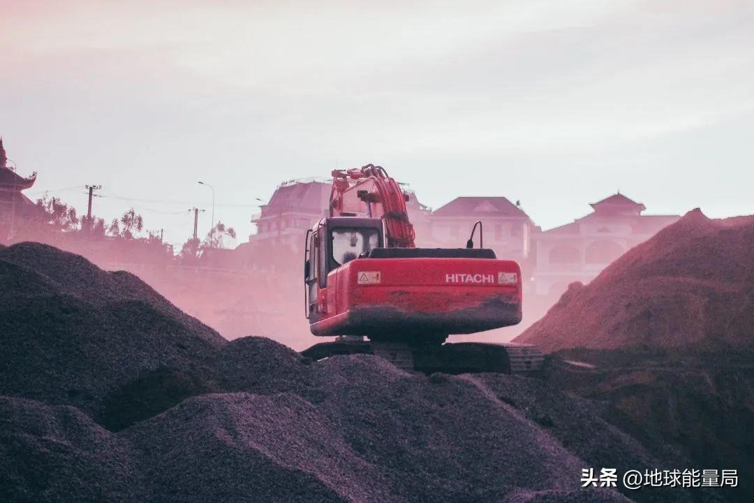 智能装备技术：智能电机车如何提升矿山运输效率与安全